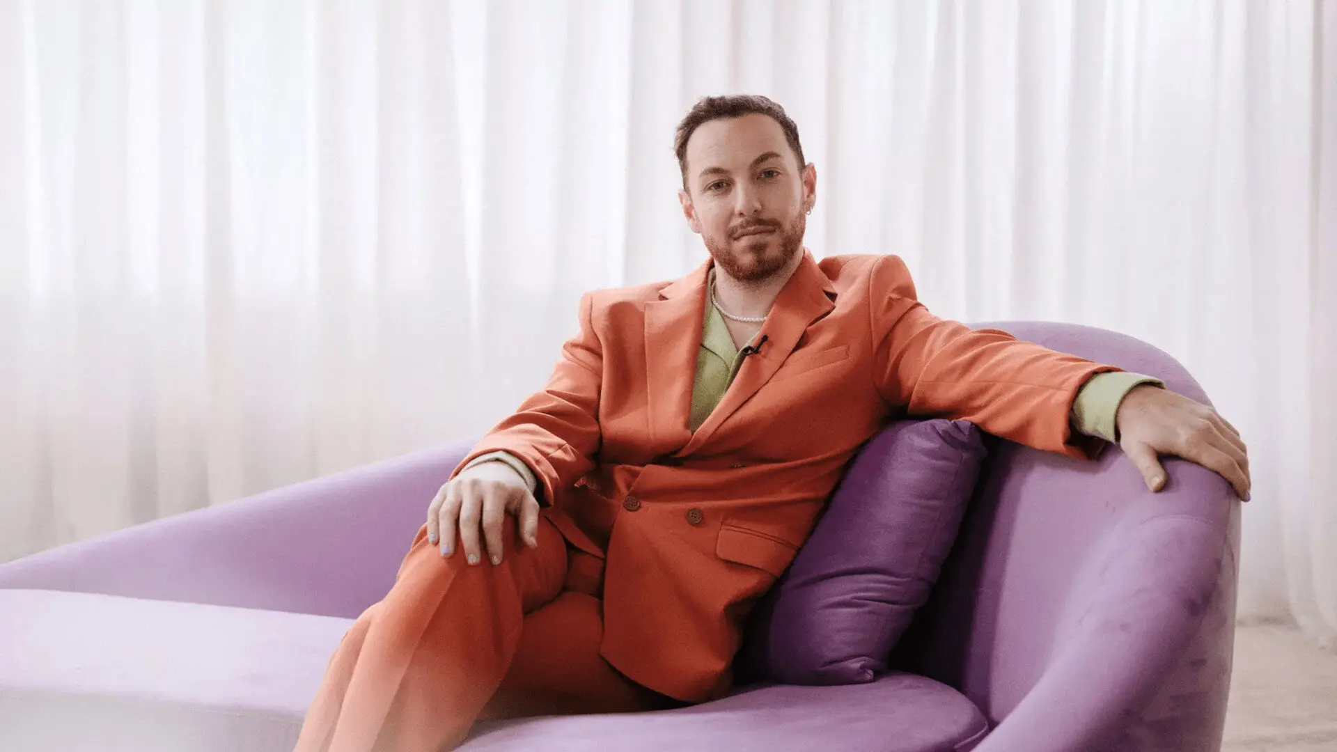 Encore Vous ? backdrop